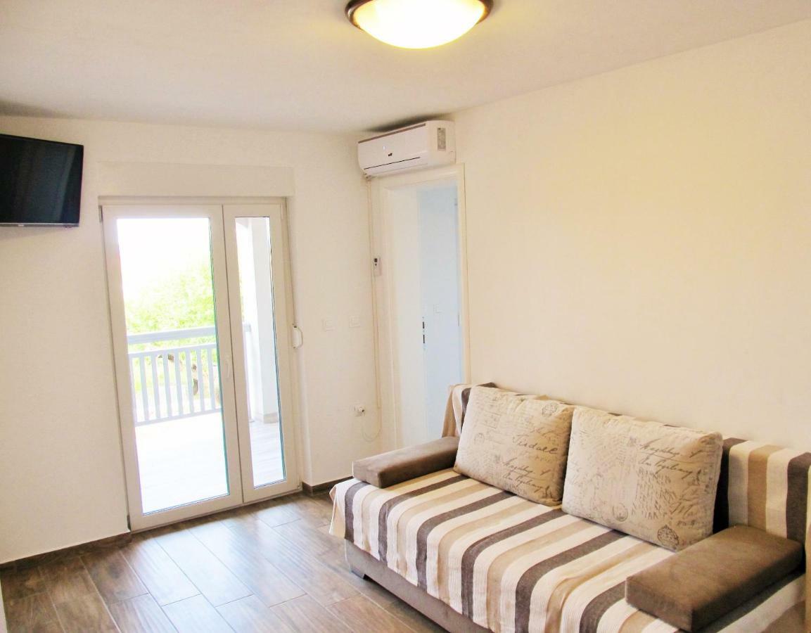 Apartmani Mala Sirena 마슬레니차 외부 사진